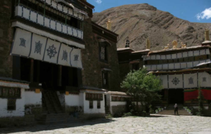 Klasztor Mindrolling w dolinie Draczi w Tybecie, pierwszy raz pobudowany w 1676 roku.