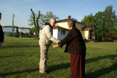 Dzietsün Khandro Rinpocze [Jetsün Khandro Rinpoche] oraz Rafał Boruszak - architekt kompleksu odosobnieniowego.